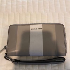 Micheal Kors wristlet